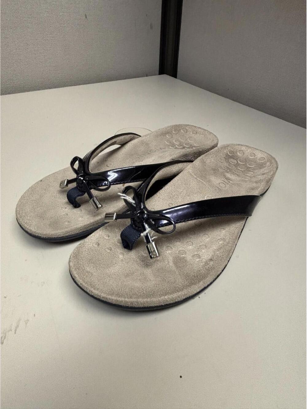 Vionic Women's Bella Navy Patent Sandals Size 7.5 Used